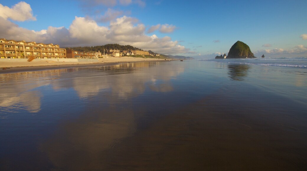 Cannon Beach presenterar landskap, en strand och en kuststad