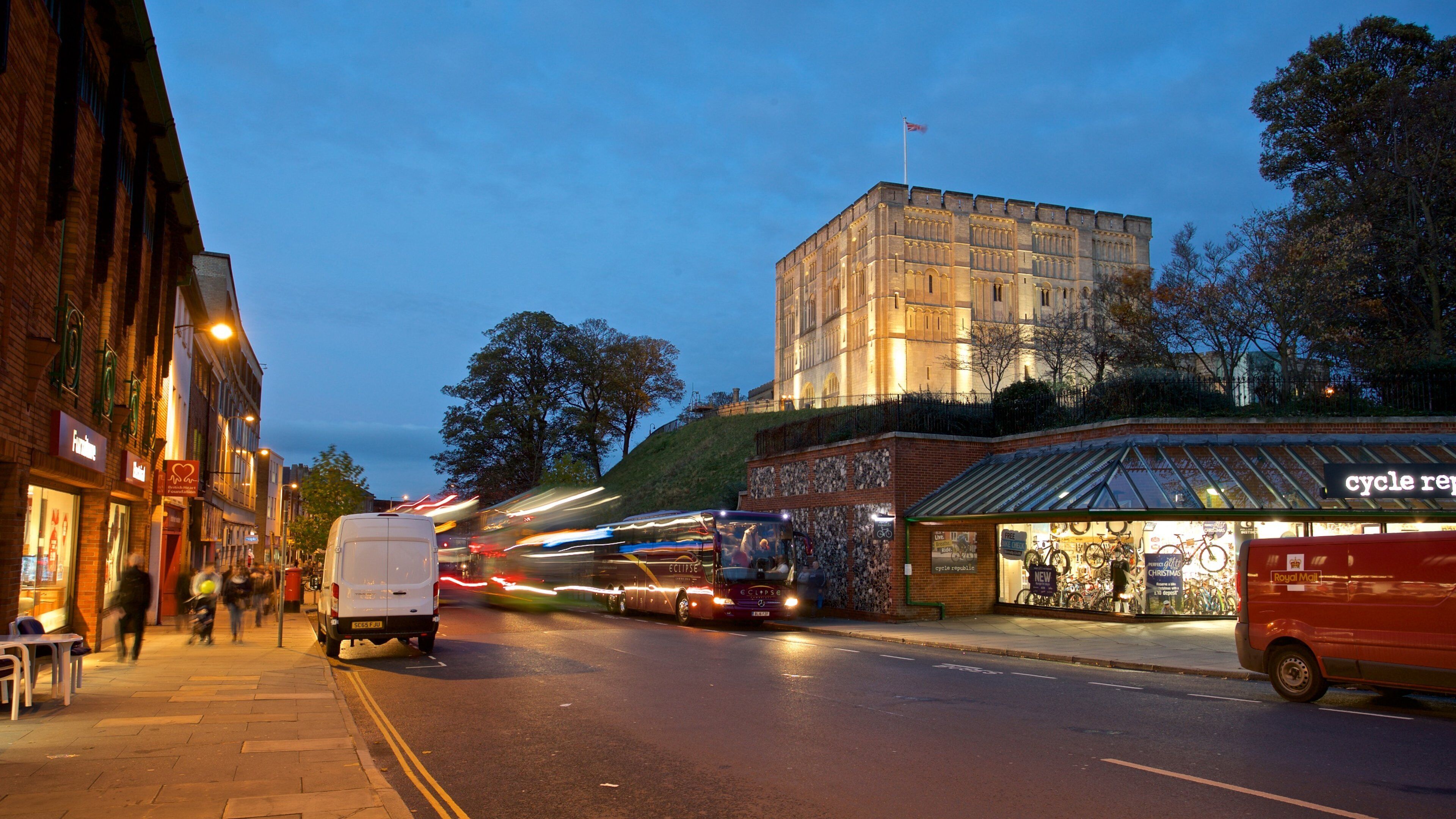 Castillo de Norwich ofreciendo arquitectura patrimonial y escenas nocturnas