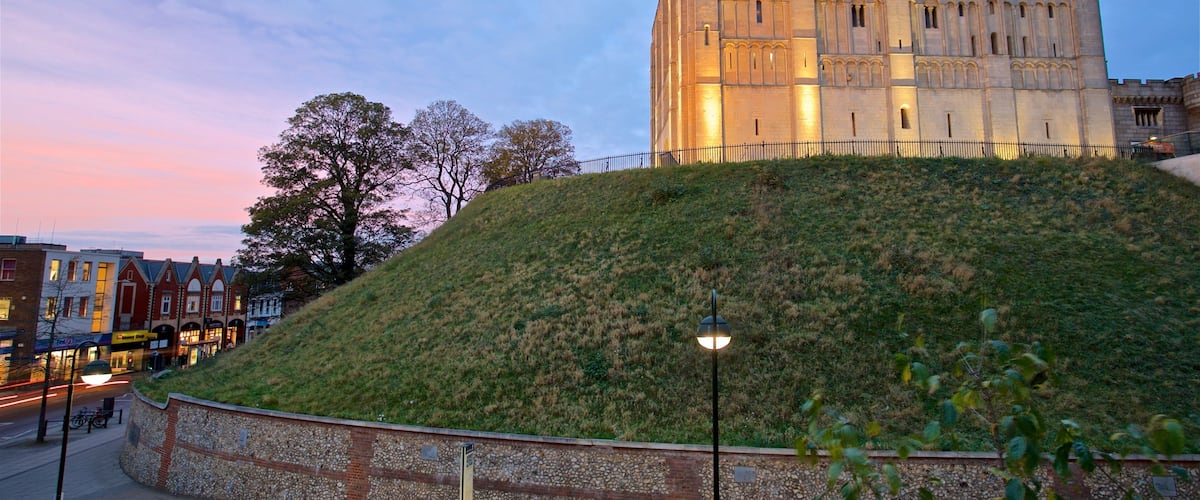Castillo de Norwich ofreciendo arquitectura patrimonial y un atardecer