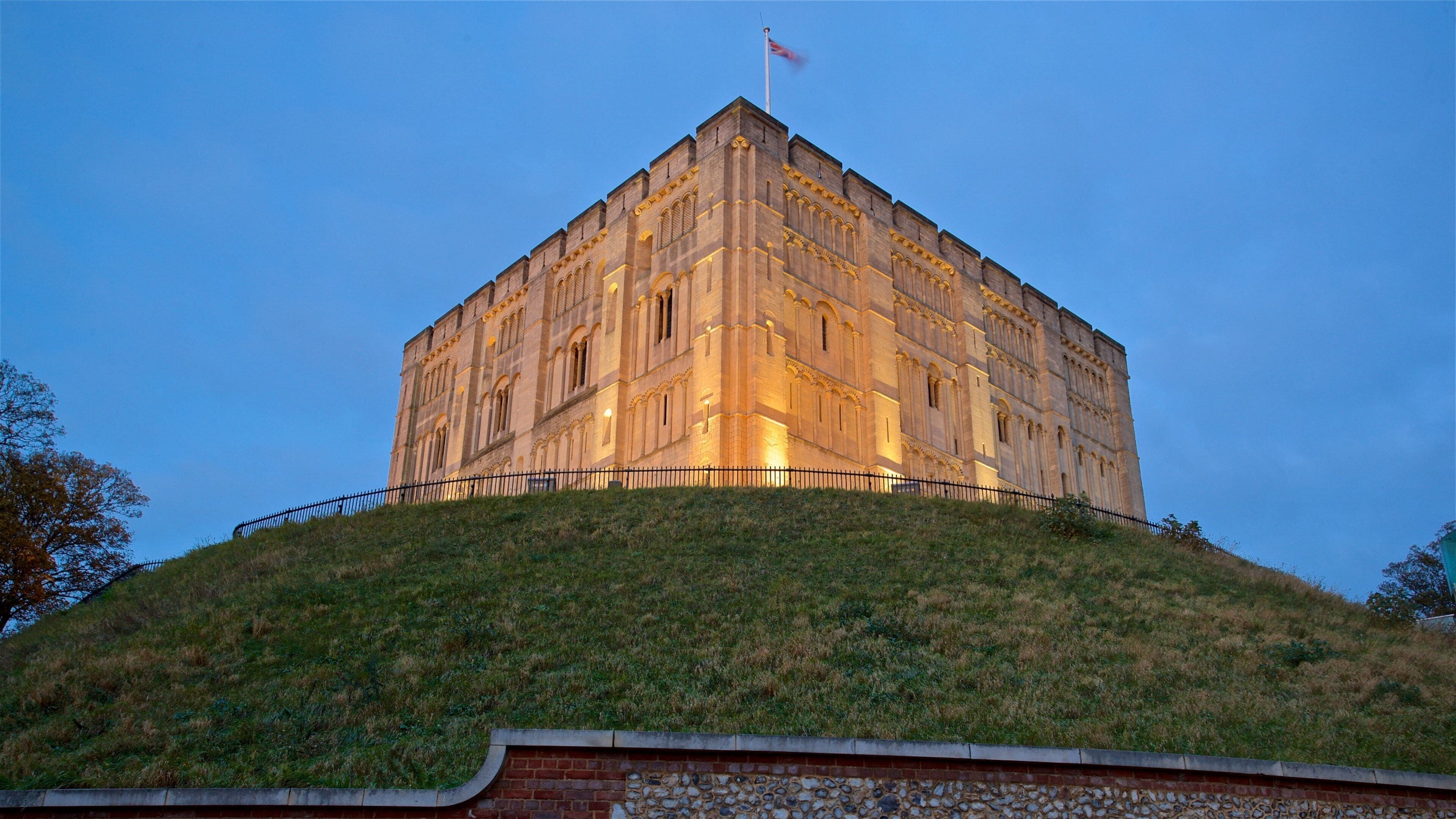 Norwich Castle showing heritage architecture and night scenes