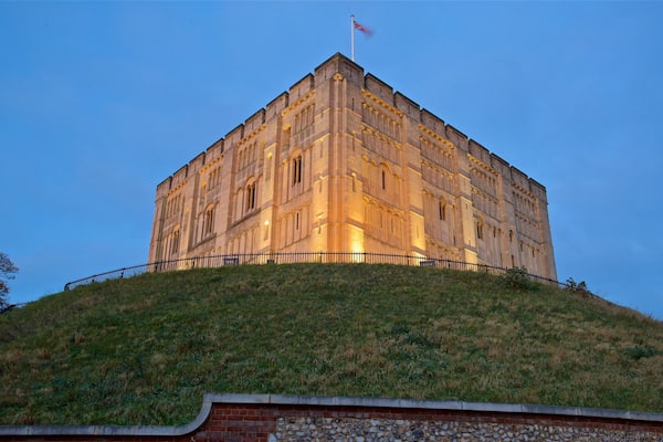 Norwich Castle mit einem bei Nacht und historische Architektur