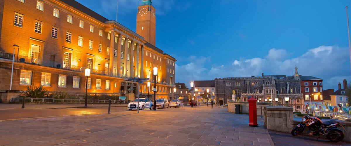 Norwich City Hall som omfatter natteliv og historiske bygningsværker