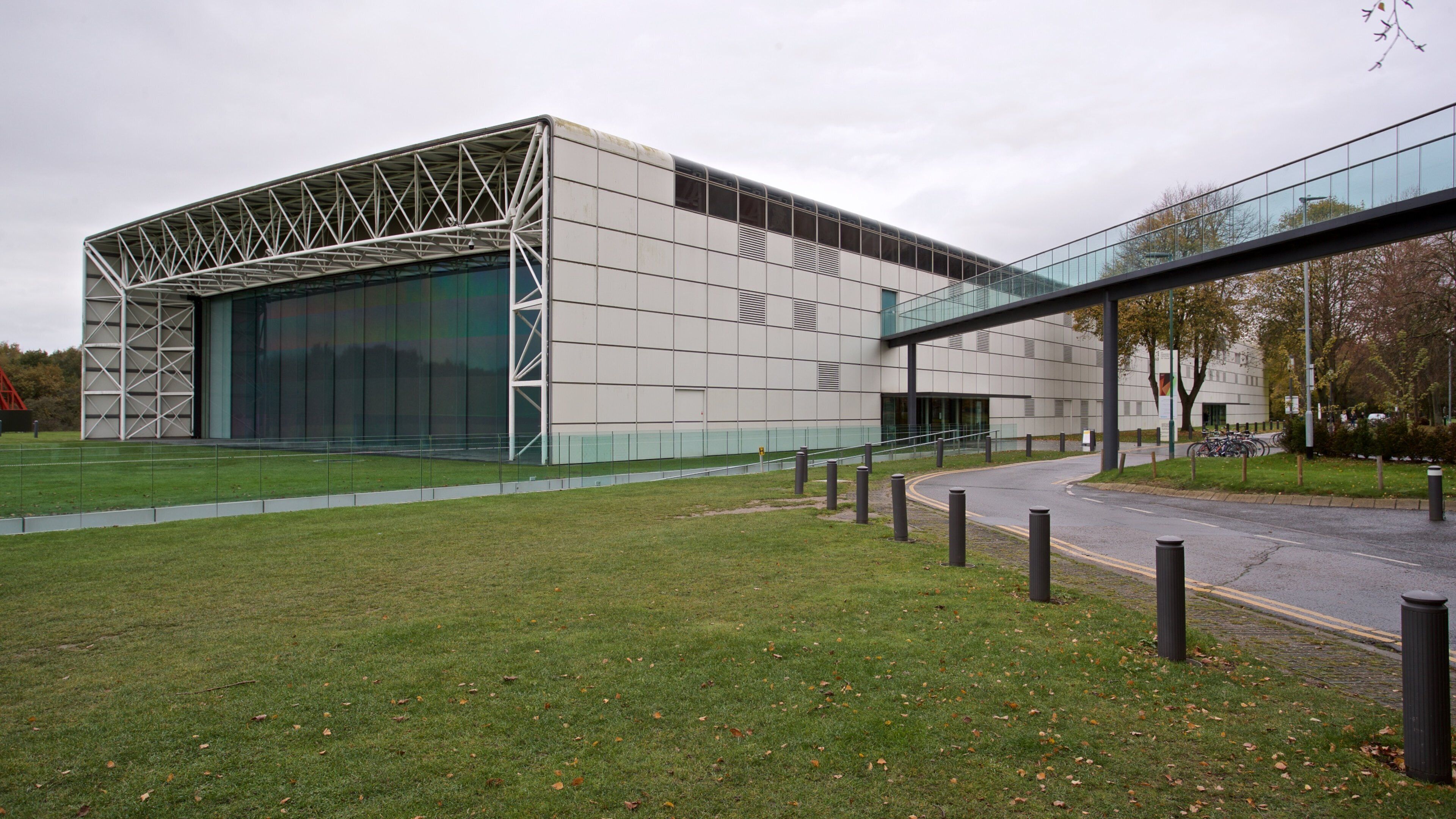 Sainsbury Centre for the Visual Arts som inkluderer moderne arkitektur og hage