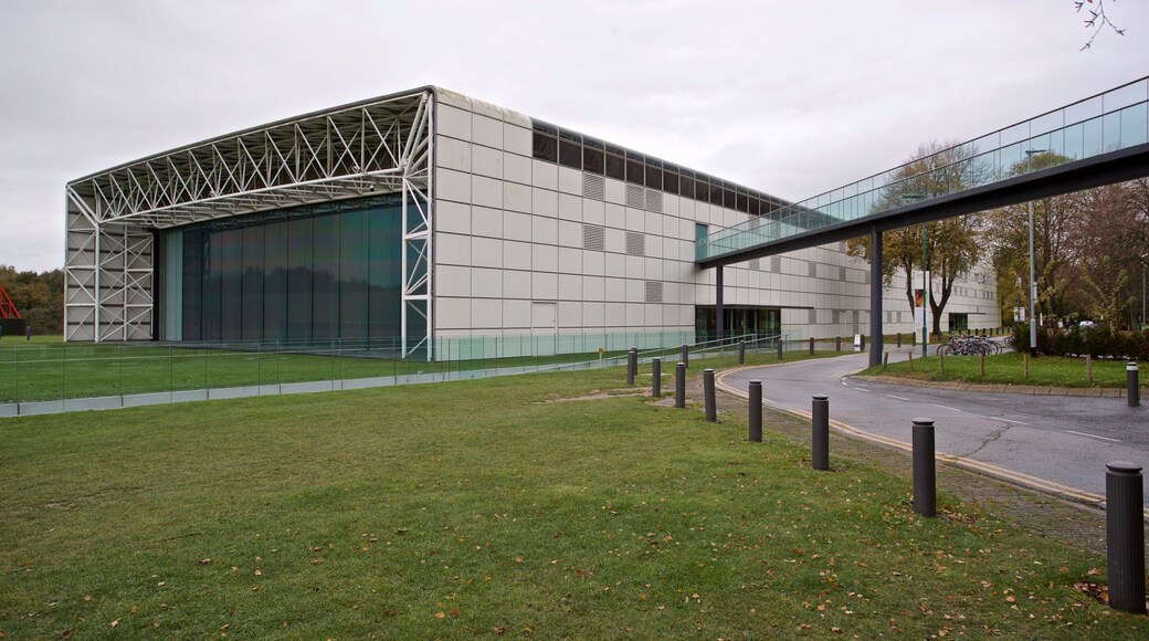 Sainsbury Centre for the Visual Arts som inkluderer moderne arkitektur og hage