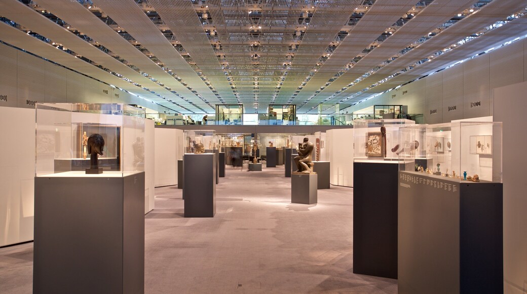 Sainsbury Centre for the Visual Arts som inkluderer kunst og innendørs