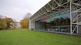 Sainsbury Centre for the Visual Arts montrant jardin et architecture moderne aussi bien que petit groupe de personnes