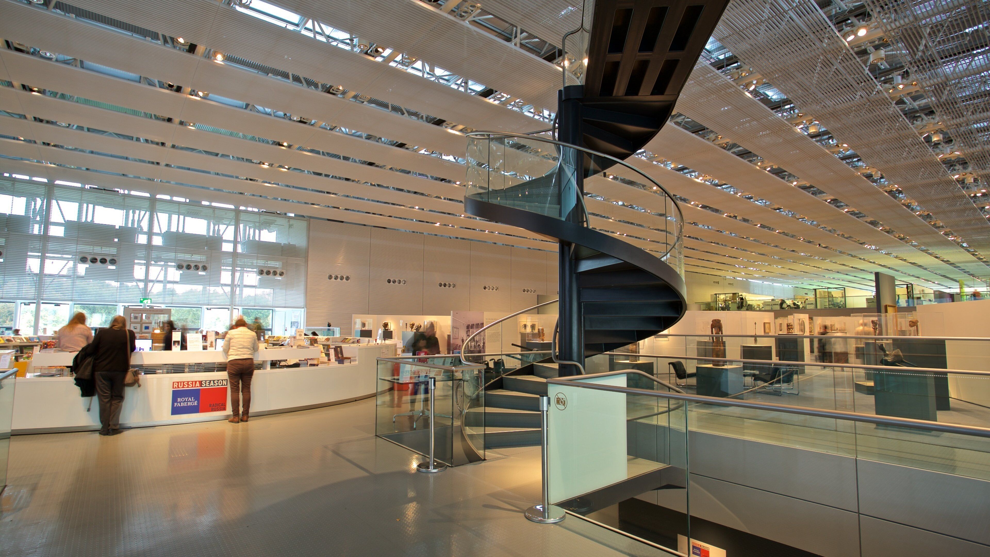 Sainsbury Centre for the Visual Arts mettant en vedette vues intérieures aussi bien que petit groupe de personnes