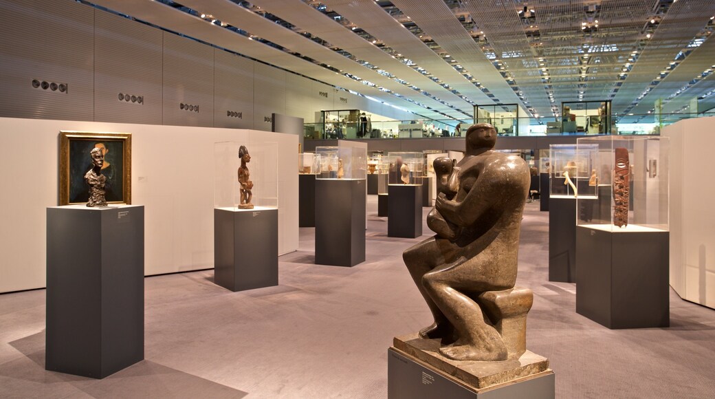 Sainsbury Centre for the Visual Arts montrant vues intérieures et art