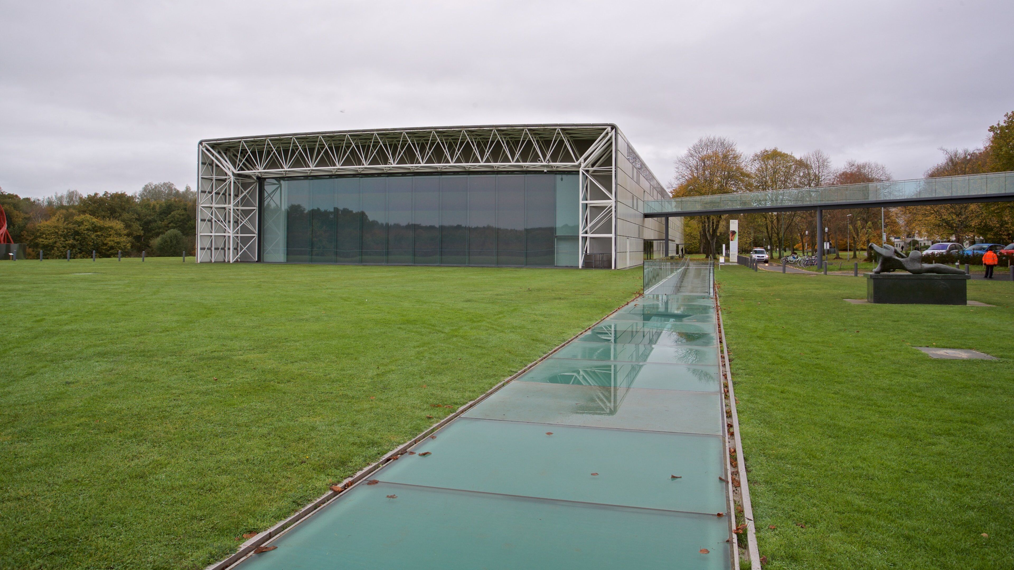 Sainsbury Centre for the Visual Arts montrant parc et architecture moderne