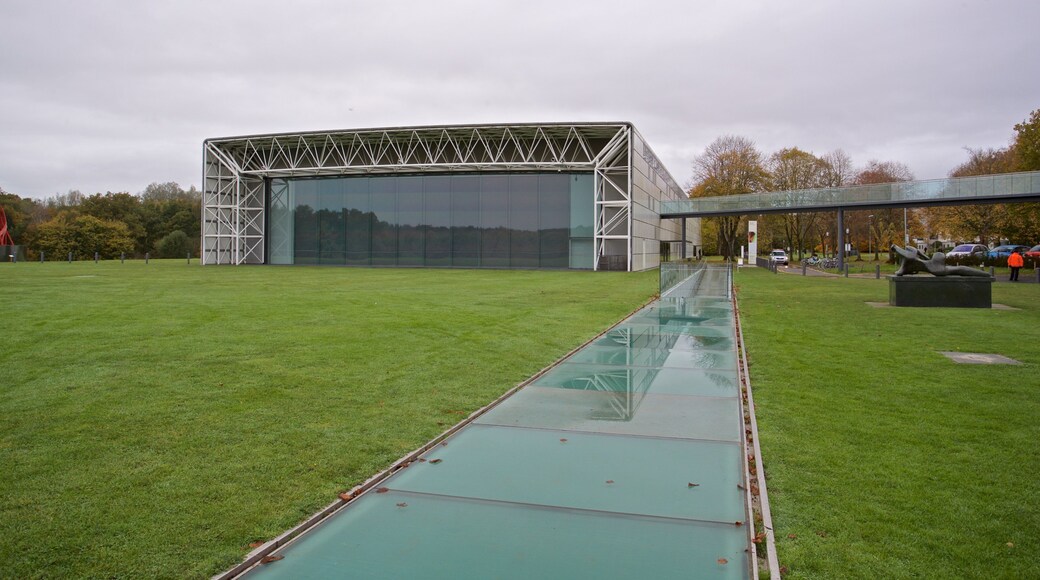 Sainsbury Centre for the Visual Arts montrant parc et architecture moderne