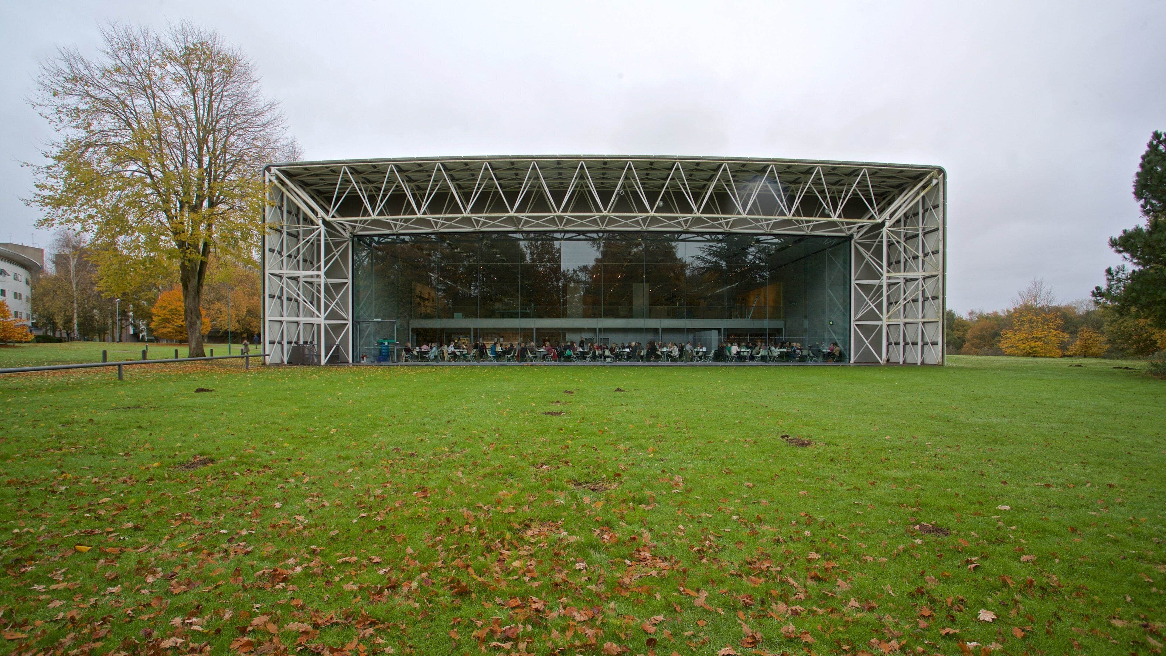 Sainsbury Centre for the Visual Arts ofreciendo arquitectura moderna y un parque