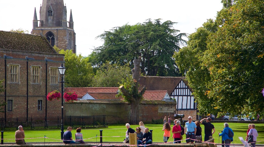 Ely Cathedral fasiliteter samt historisk arkitektur i tillegg til en stor gruppe med mennesker