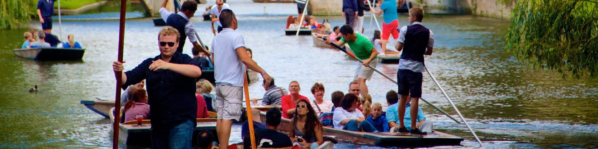 King\'s College montrant pont, navigation et kayak ou canoë