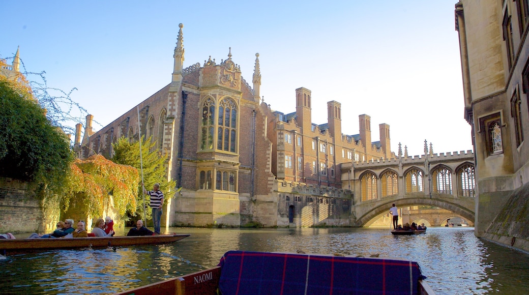 Bridge of Sighs che include architettura d\'epoca, kayak o canoa e oggetti d\'epoca