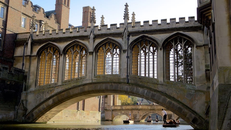 Bridge of Sighs which includes a bridge, heritage elements and kayaking or canoeing