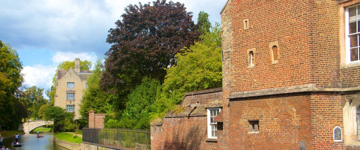 วิทยาลัยควีนส์คอลเลจ เนื้อเรื่องที่ พายเรือคายัคหรือเรือแคนู, ทะเลสาบหรือแอ่งน้ำ และ มรดกทางสถาปัตยกรรม