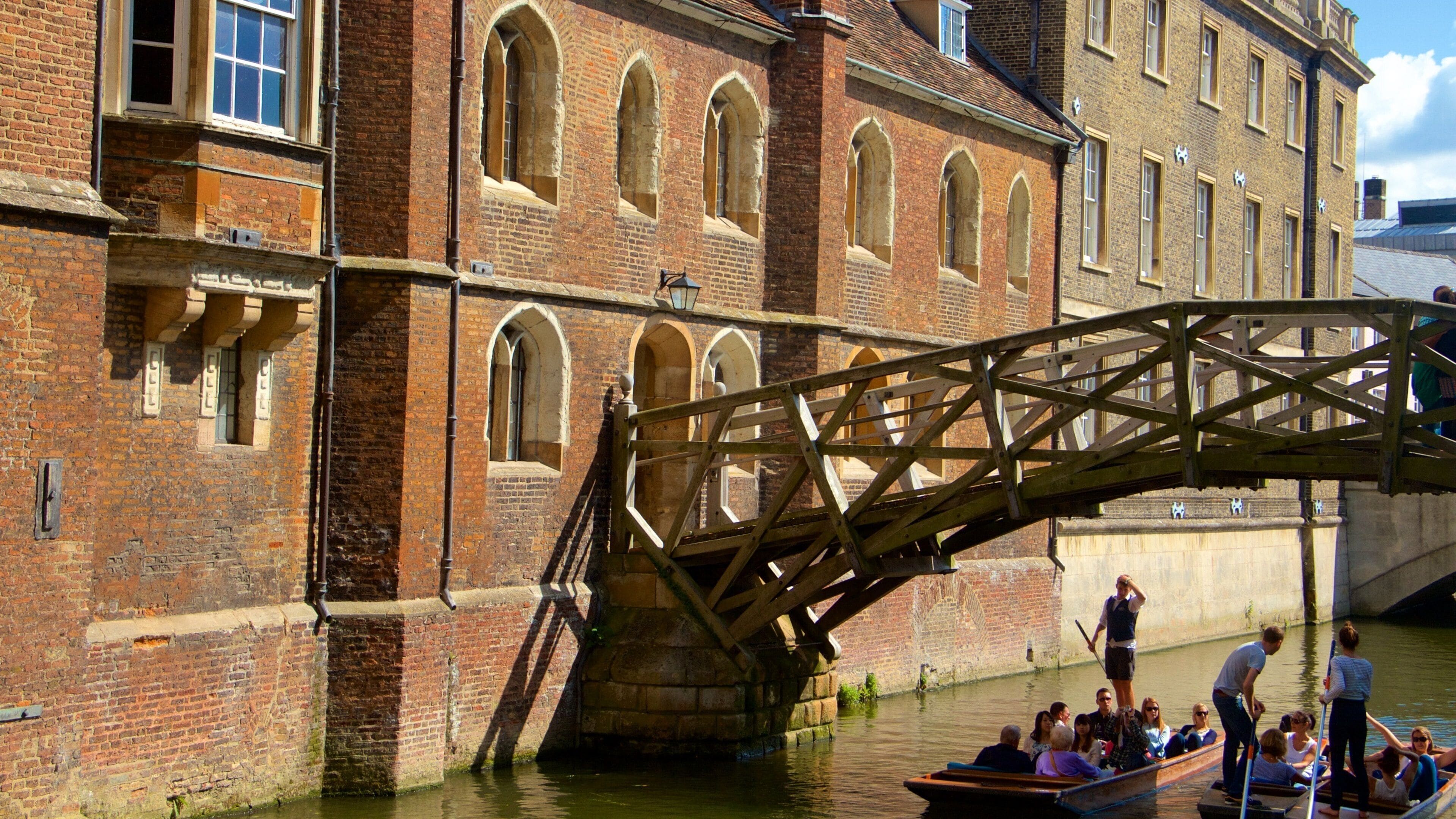 Queen\'s College que incluye un puente, un río o arroyo y patrimonio de arquitectura