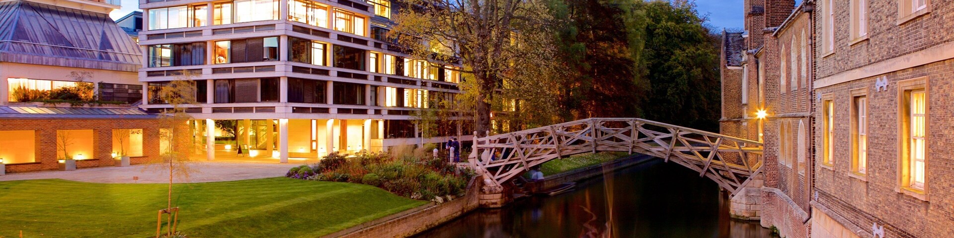 Mathematical Bridge mostrando escenas nocturnas, un puente y un río o arroyo
