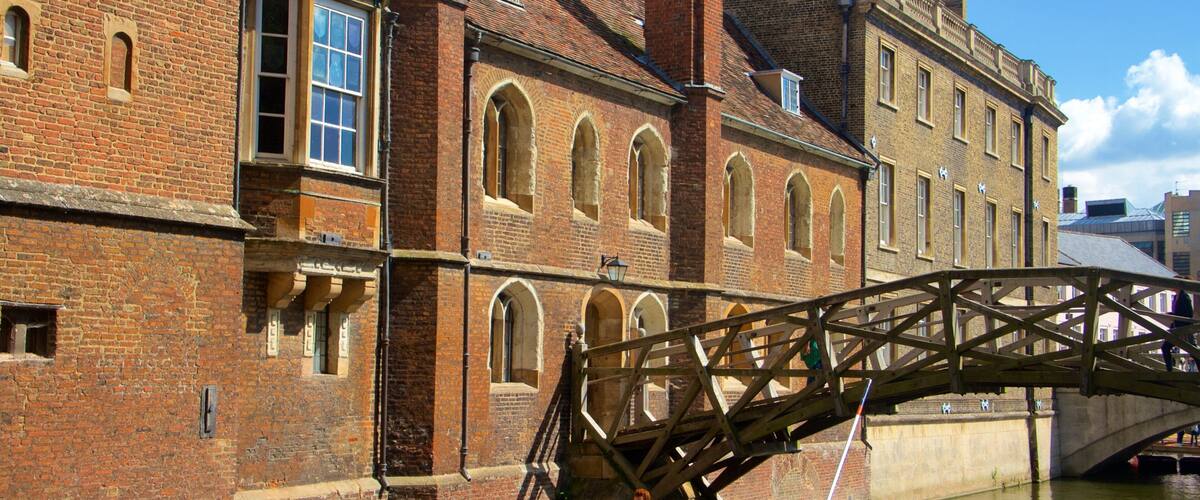 Cầu Mathematical cho thấy cầu, kiến trúc di sản và hồ nước