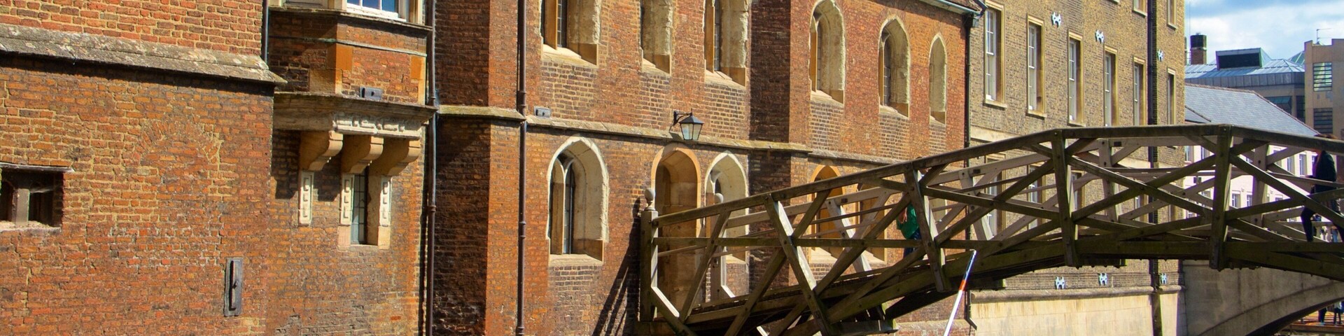 Mathematical Bridge que incluye arquitectura patrimonial, un puente y un lago o espejo de agua