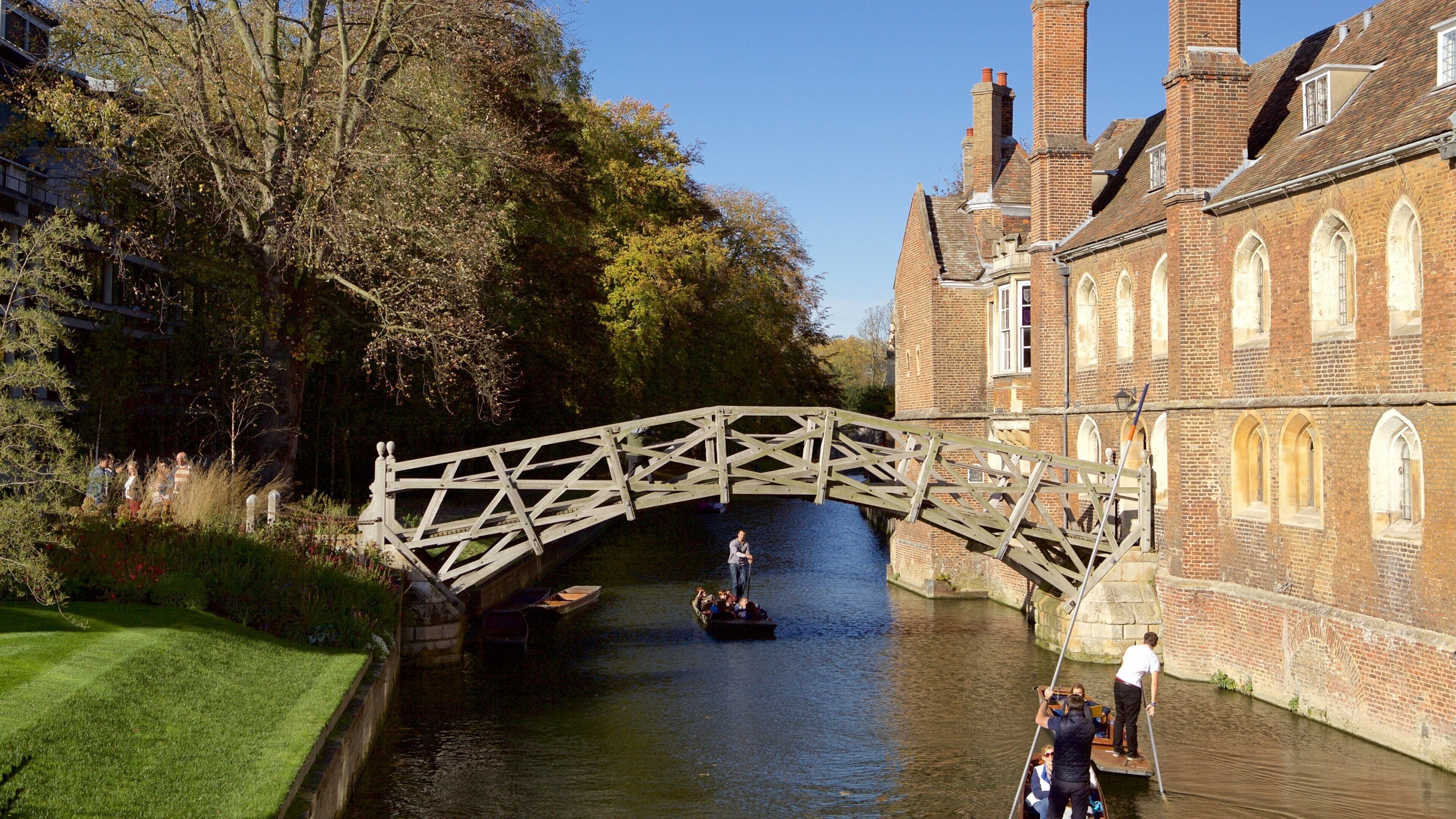 Mathematical Bridge mostrando kayaks o canoas, un puente y un río o arroyo
