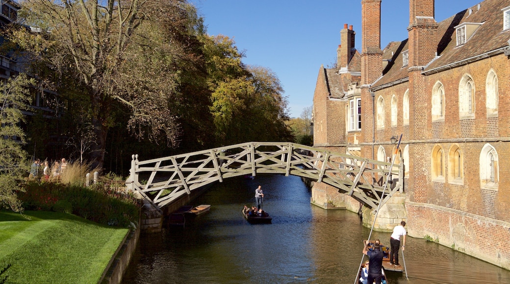 Mathematical Bridge mostrando kayaks o canoas, un puente y un río o arroyo