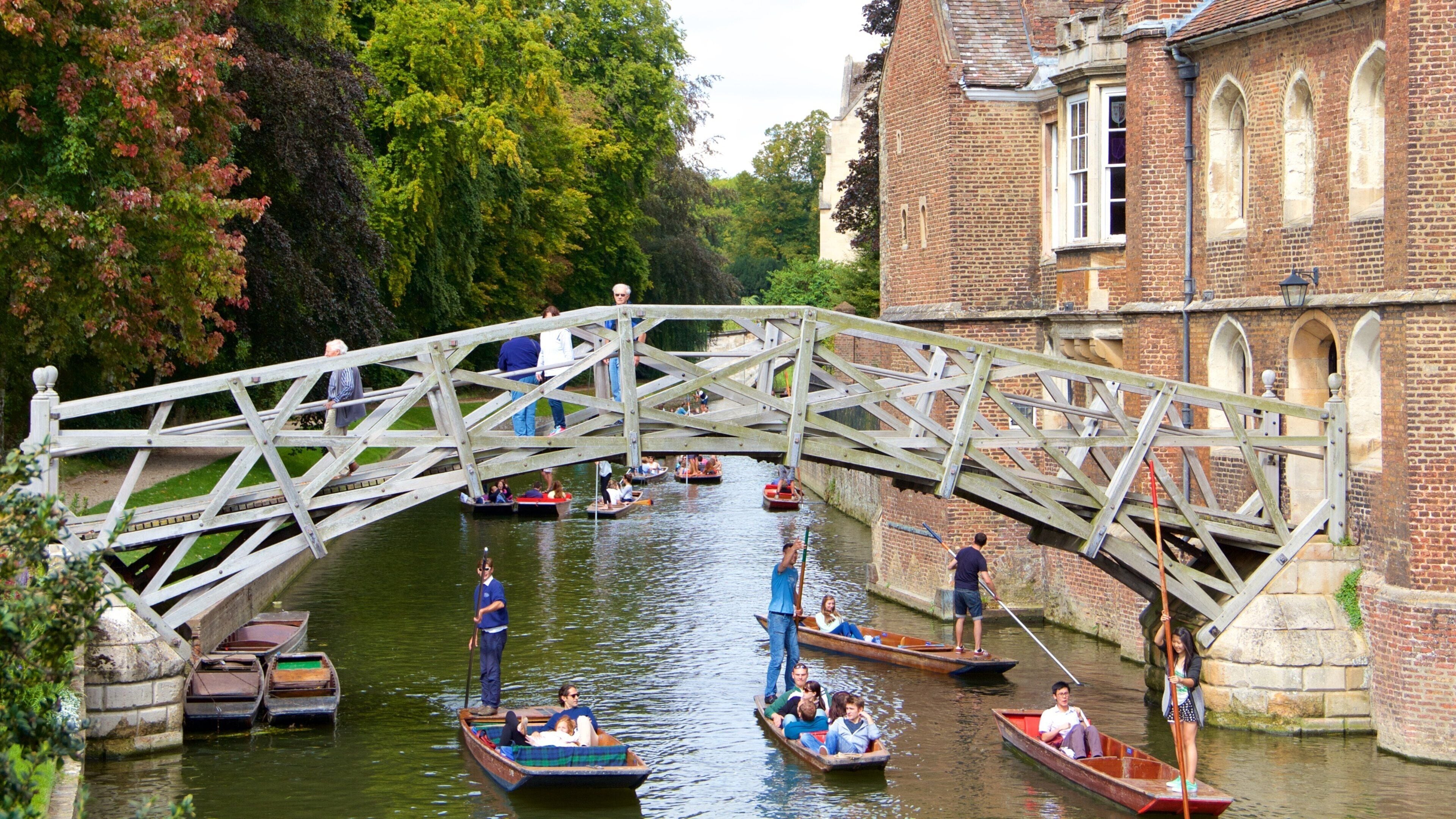 Mathematical Bridge ofreciendo kayaks o canoas, un puente y un lago o espejo de agua