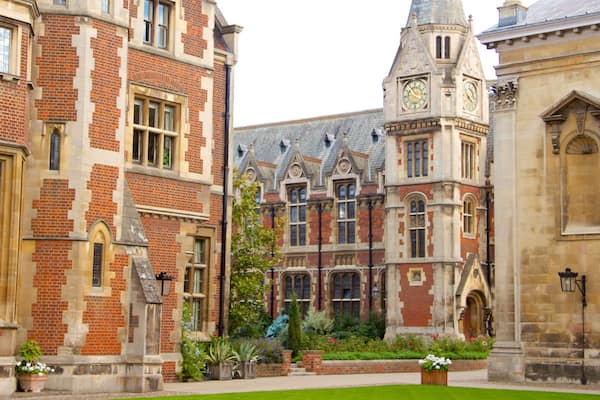 Pembroke College welches beinhaltet historische Architektur