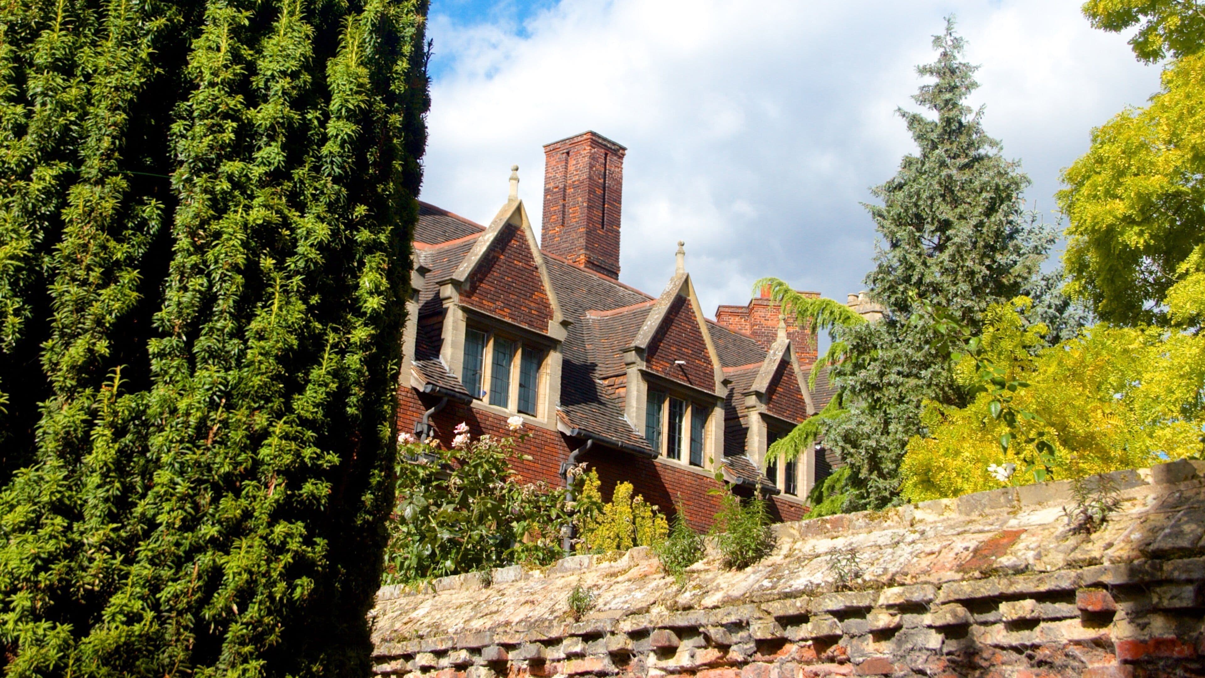 Pembroke College showing heritage architecture