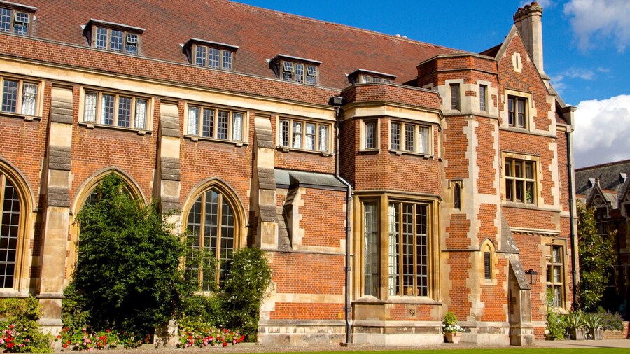 Pembroke College showing heritage architecture