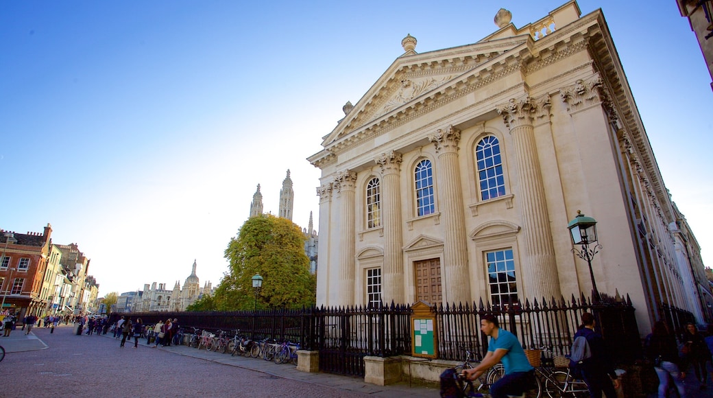 Senate House featuring street scenes and heritage elements