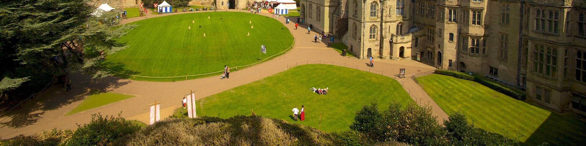 Warwick Castle som inkluderar utsikter, chateau eller palats och historisk arkitektur