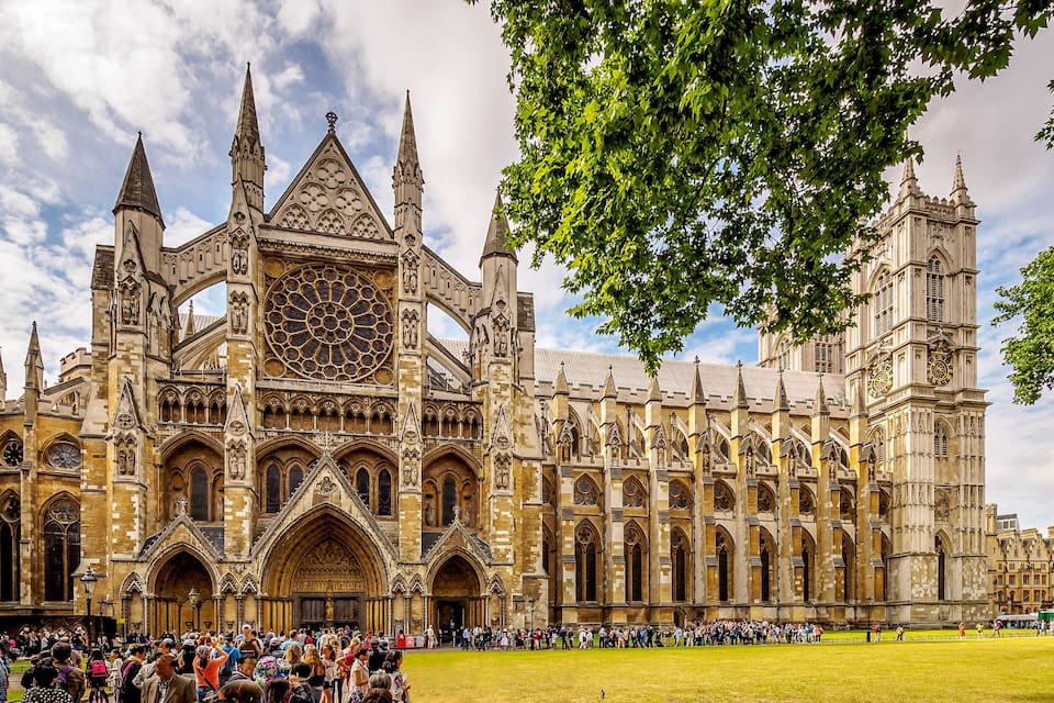 Una catedral histórica con intrincada arquitectura gótica, que incluye arcos apuntados y un gran rosetón.