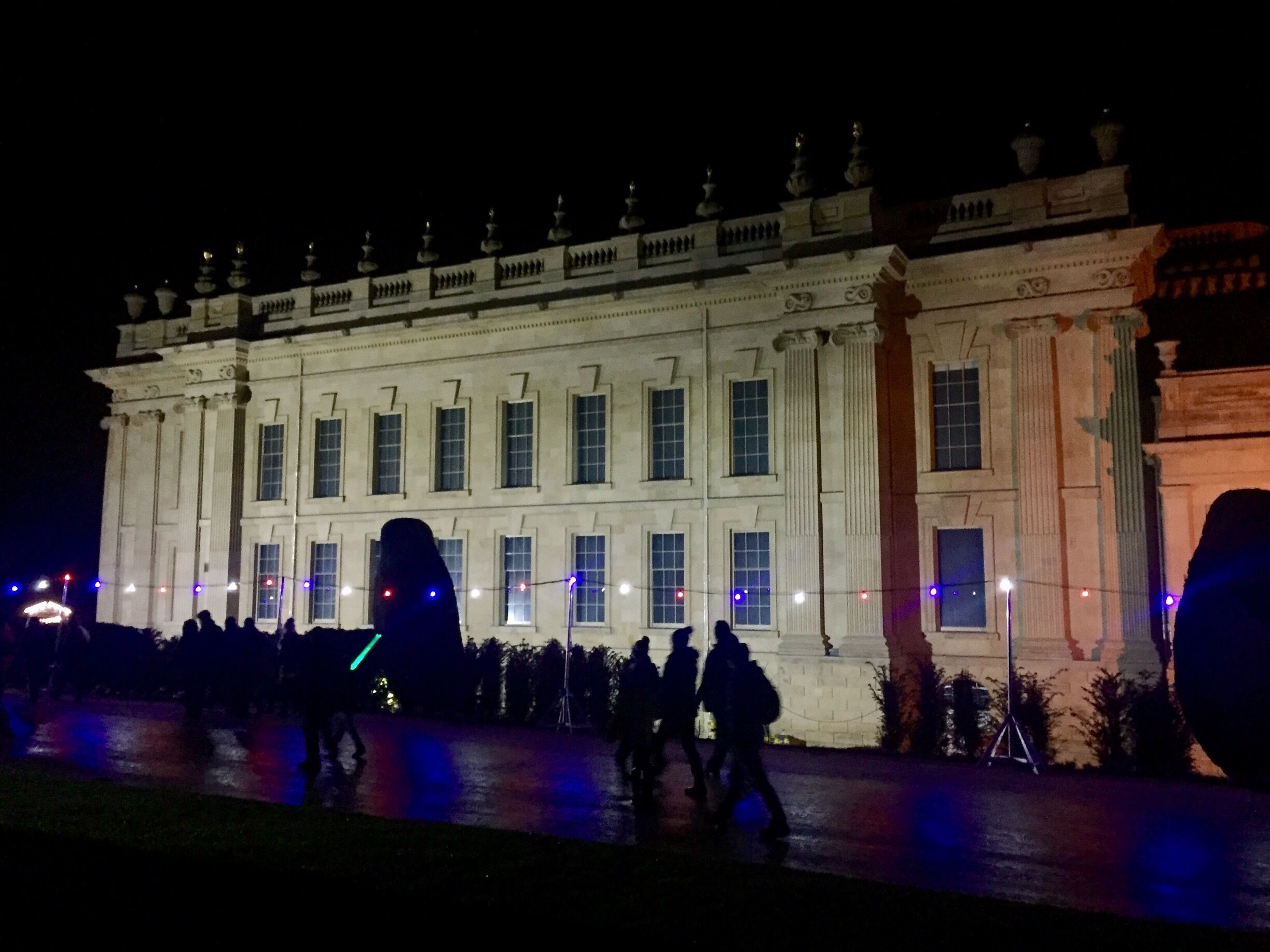 Chatsworth House lit up at night makes it all the more beautiful ❤️
#instone