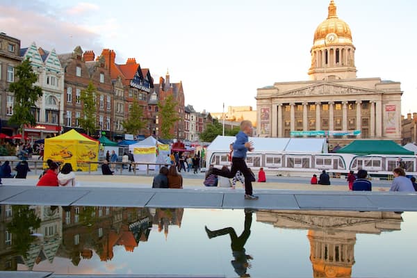 Old Market Square mit einem Stadt, Verwaltungsgebäude und Märkte