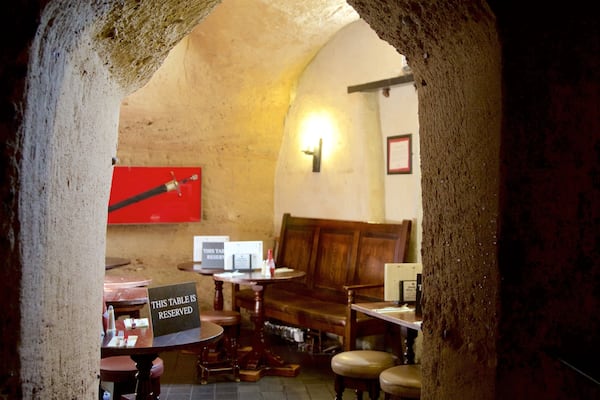 Ye Olde Trip to Jerusalem og byder på kulturarvsgenstande, interiør og en bar