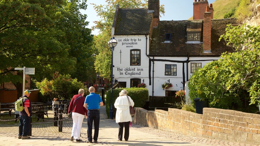 Ye Olde Trip to Jerusalem mostrando un hotel y elementos del patrimonio y también un pequeño grupo de personas