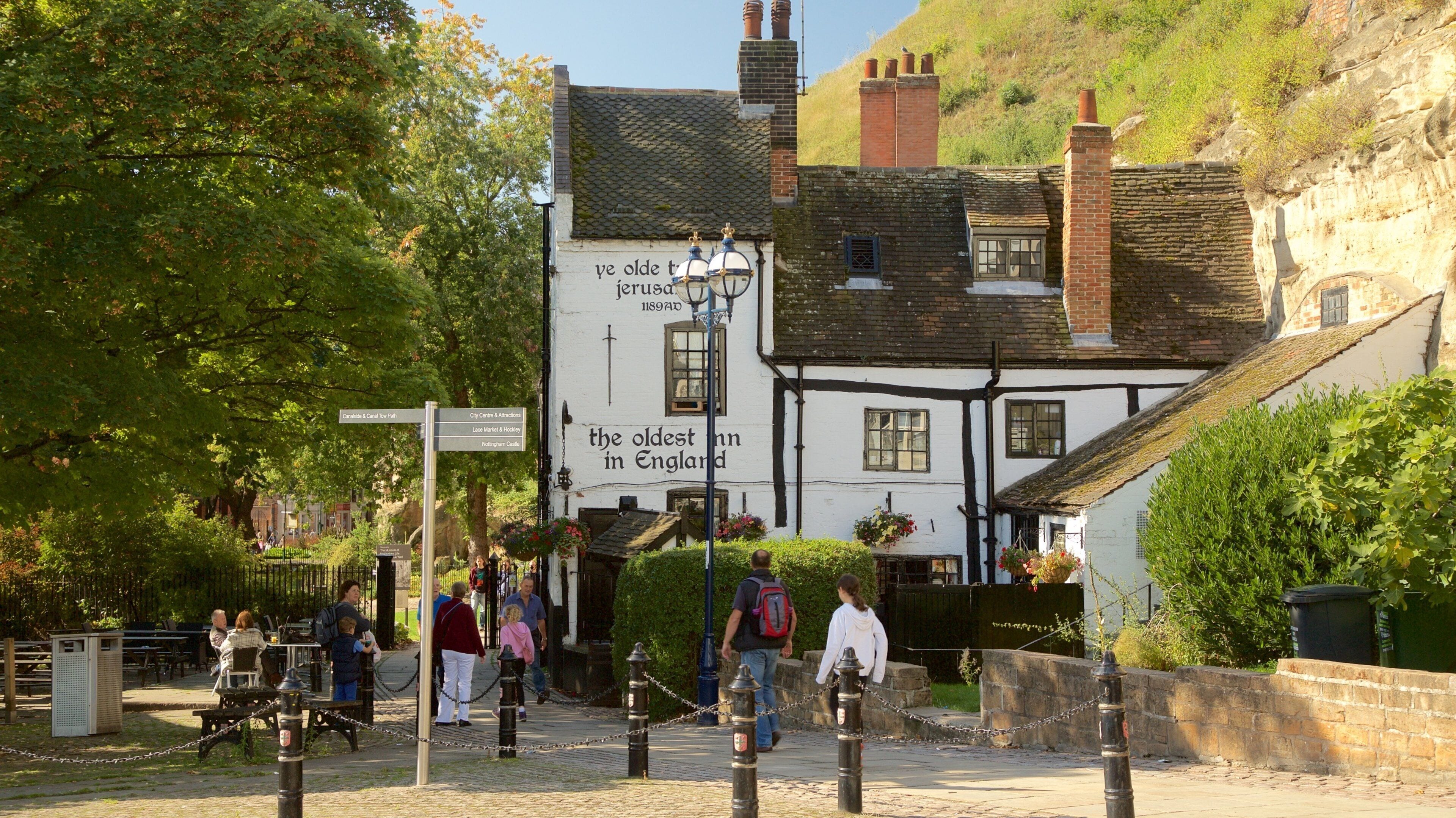 Ye Olde Trip to Jerusalem bevat een hotel en historisch erfgoed en ook een klein groepje mensen