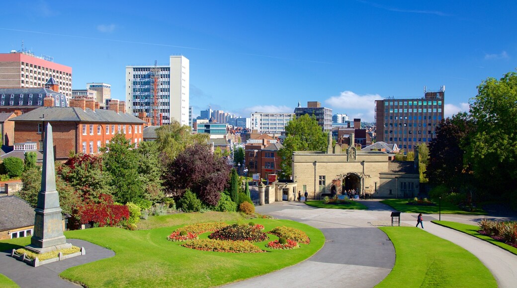 Castillo de Nottingham mostrando un parque, un monumento y horizonte
