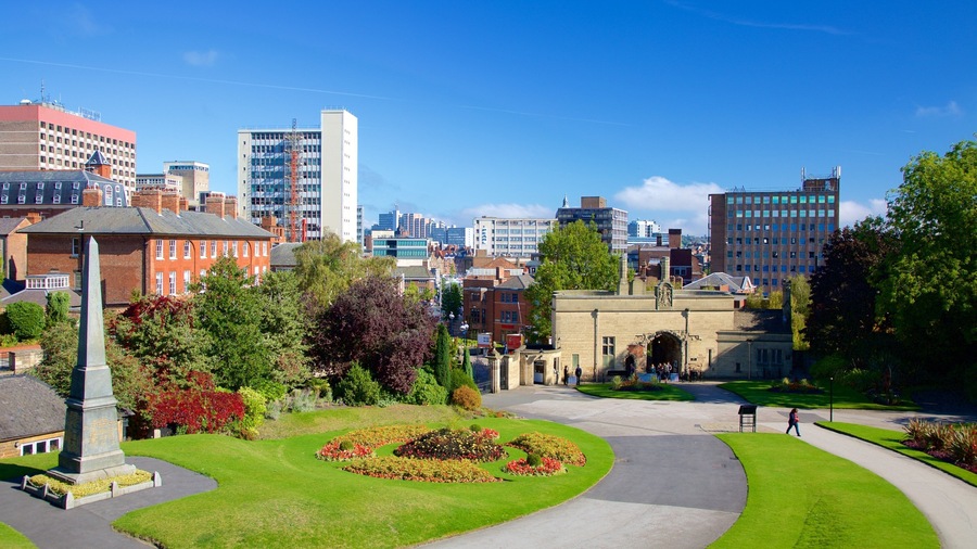 Nottingham Castle showing a park, a monument and skyline