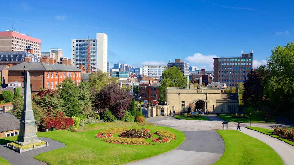 Nottingham Castle showing a garden, skyline and a monument