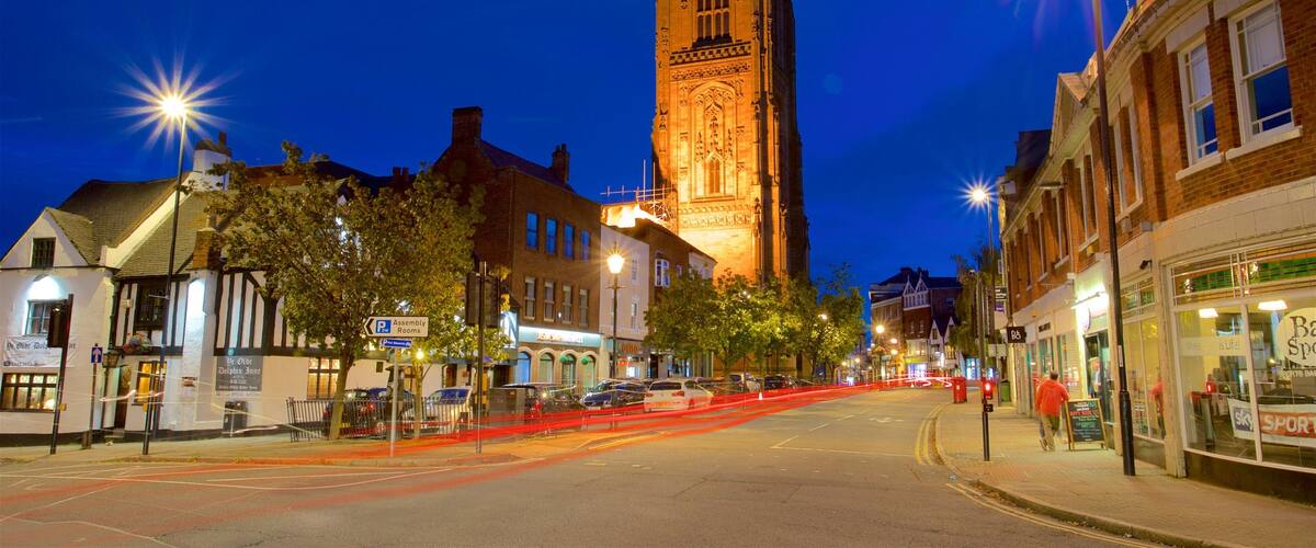 Nhà thờ Derby cho thấy cảnh đêm và kiến trúc di sản