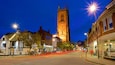 Catredral de Derby mostrando escenas nocturnas y arquitectura patrimonial