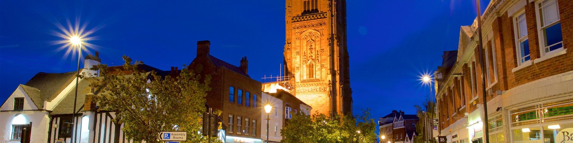 Catredral de Derby que incluye escenas de noche y arquitectura patrimonial