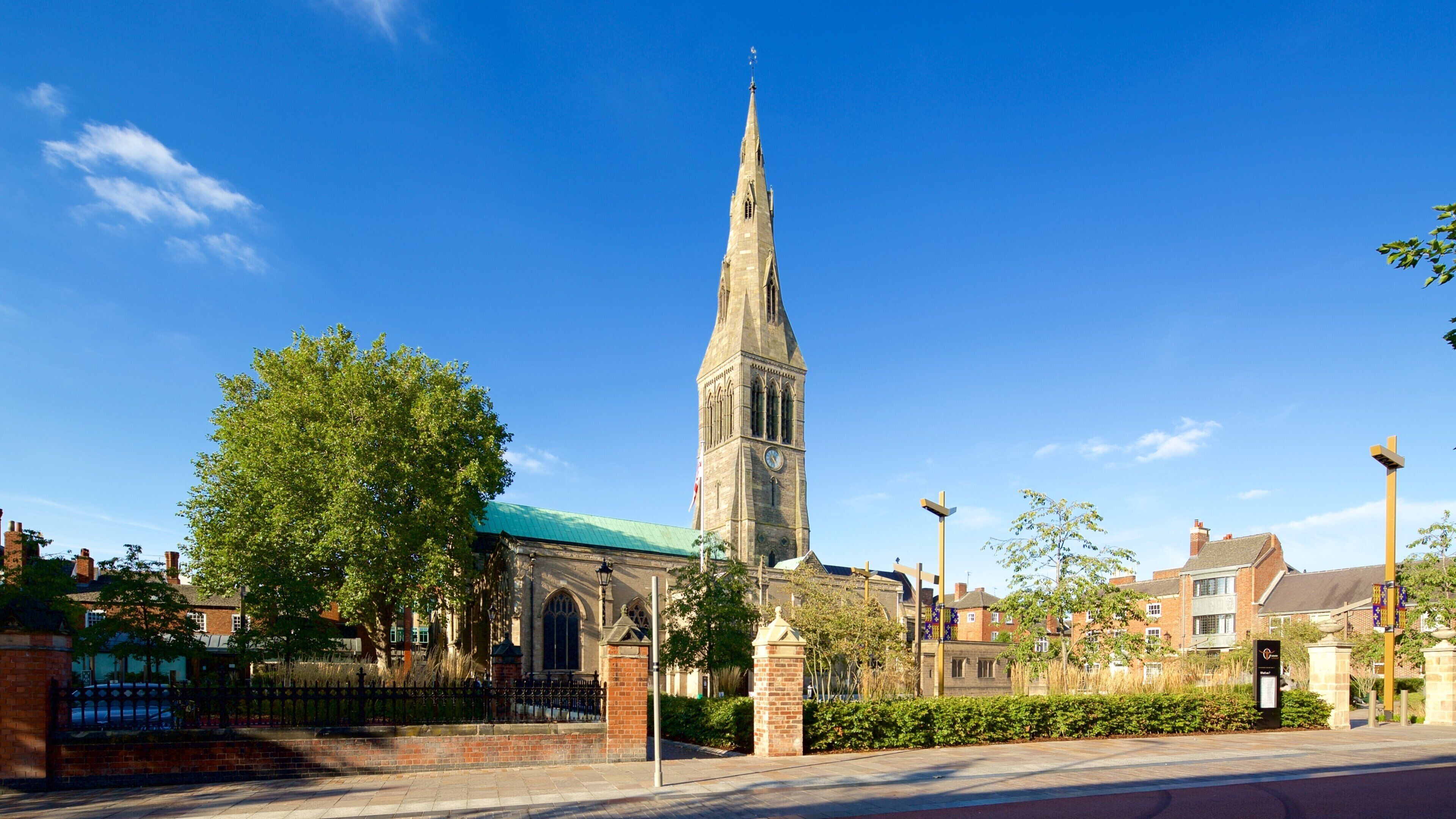 Catedral de Leicester caracterizando arquitetura de patrimônio e uma igreja ou catedral