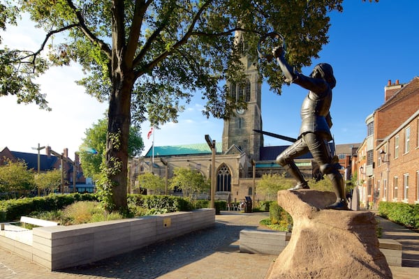 Cathédrale de Leicester montrant église ou cathédrale, statue ou sculpture et square ou place