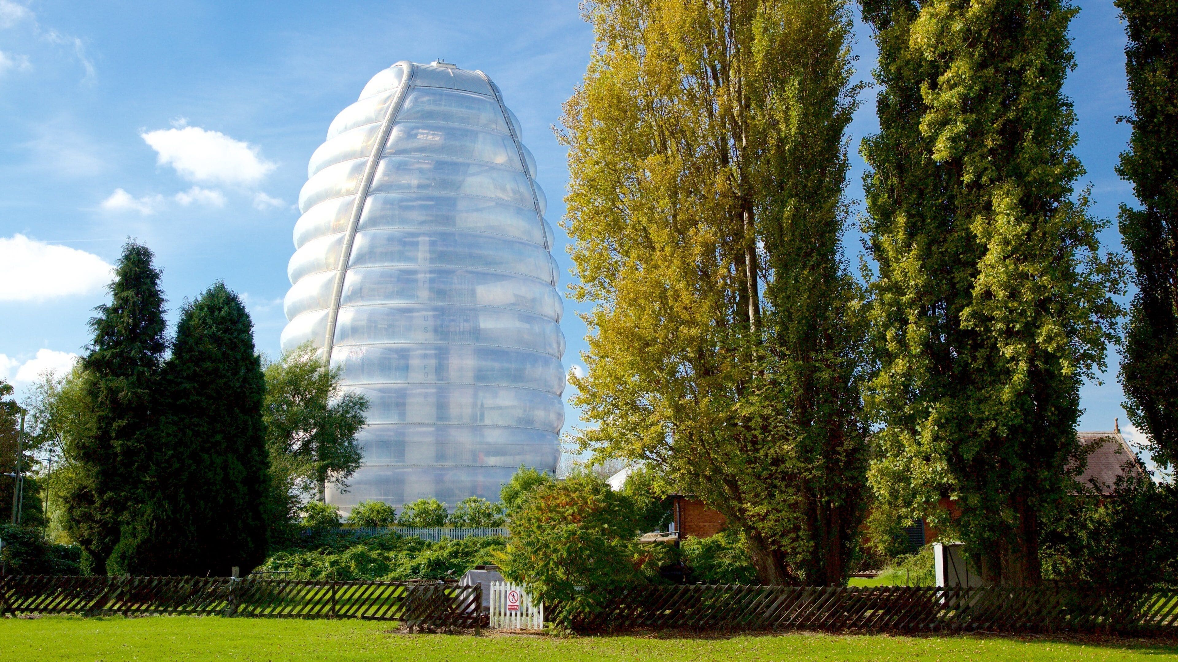 National Space Centre mettant en vedette parc et architecture moderne