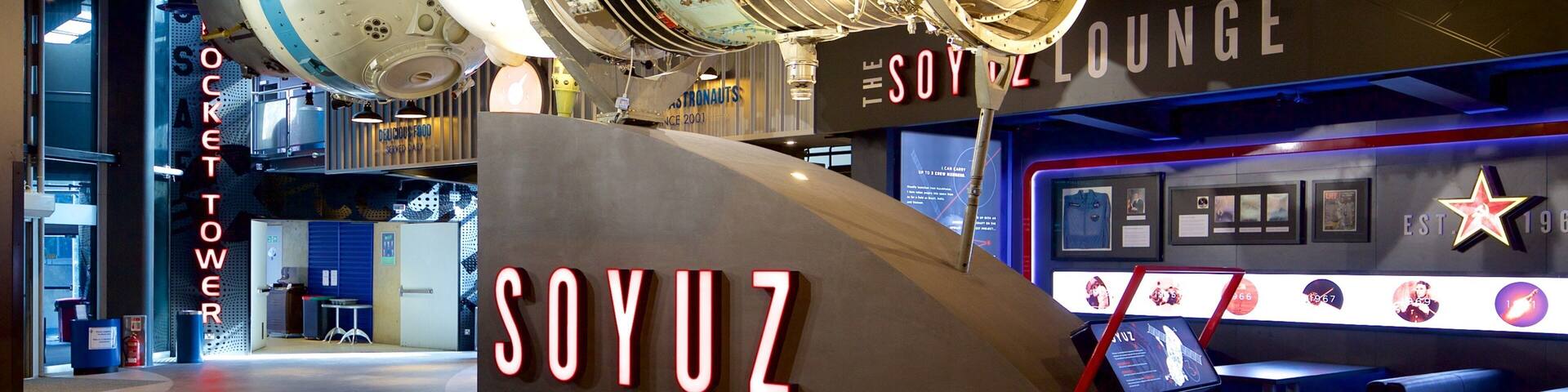 National Space Centre montrant signalisation et vues intérieures