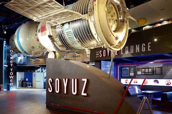 National Space Centre montrant signalisation et vues intérieures