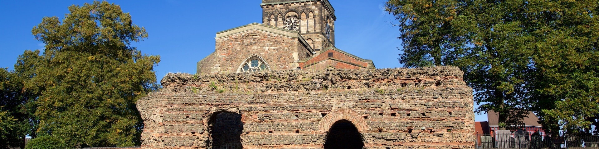 Jewry Wall que inclui elementos de patrimĂŽnio e uma ruĂna